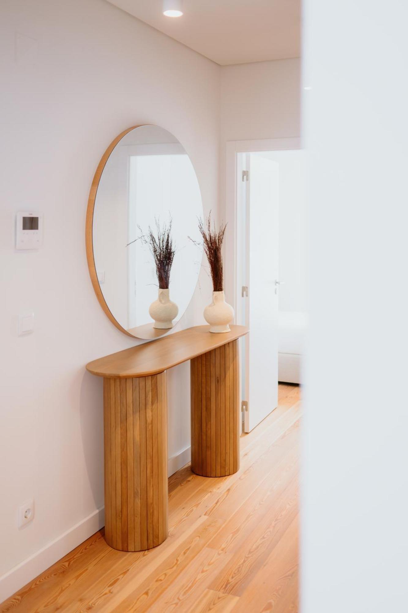Orange House - Elegant Two-bedroom 1e Apartment